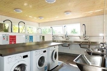 Wohnmobilstellplatz: Sanitärhaus mit Waschmaschinen, Geschirrspüler, Waschbecken, etc. - Naturcamping Juritz