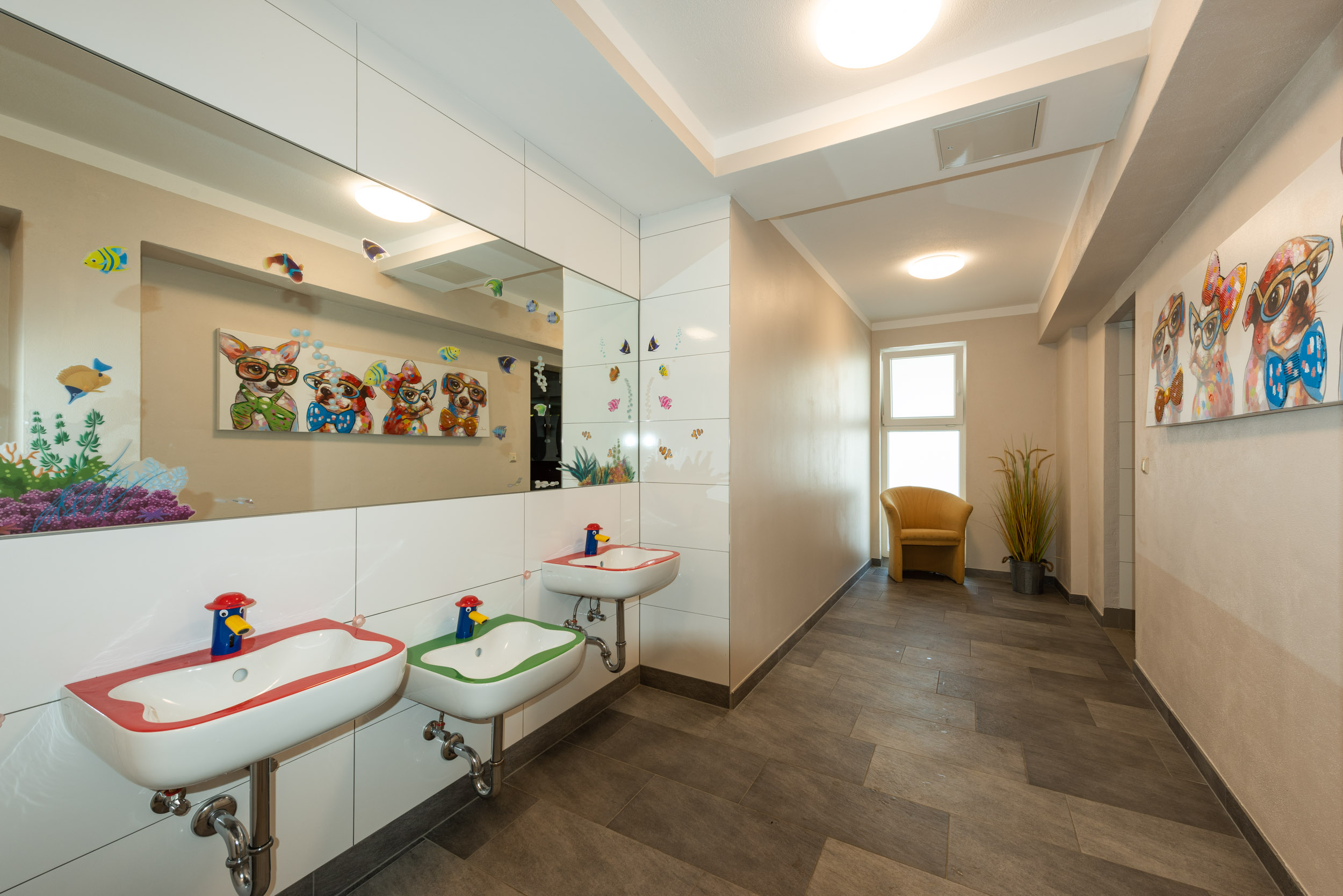 Wohnmobilstellplatz: Sanitärhaus mit Waschmaschinen, Geschirrspüler, Waschbecken, etc. - Naturcamping Juritz