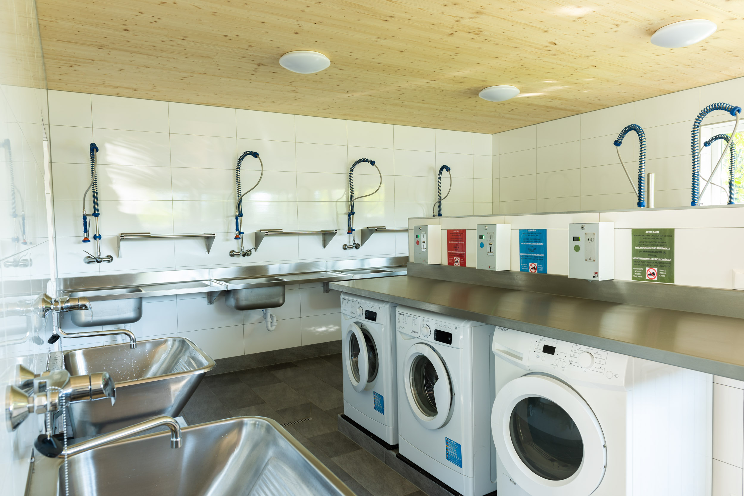 Wohnmobilstellplatz: Sanitärhaus mit Waschmaschinen, Geschirrspüler, Waschbecken, etc. - Naturcamping Juritz