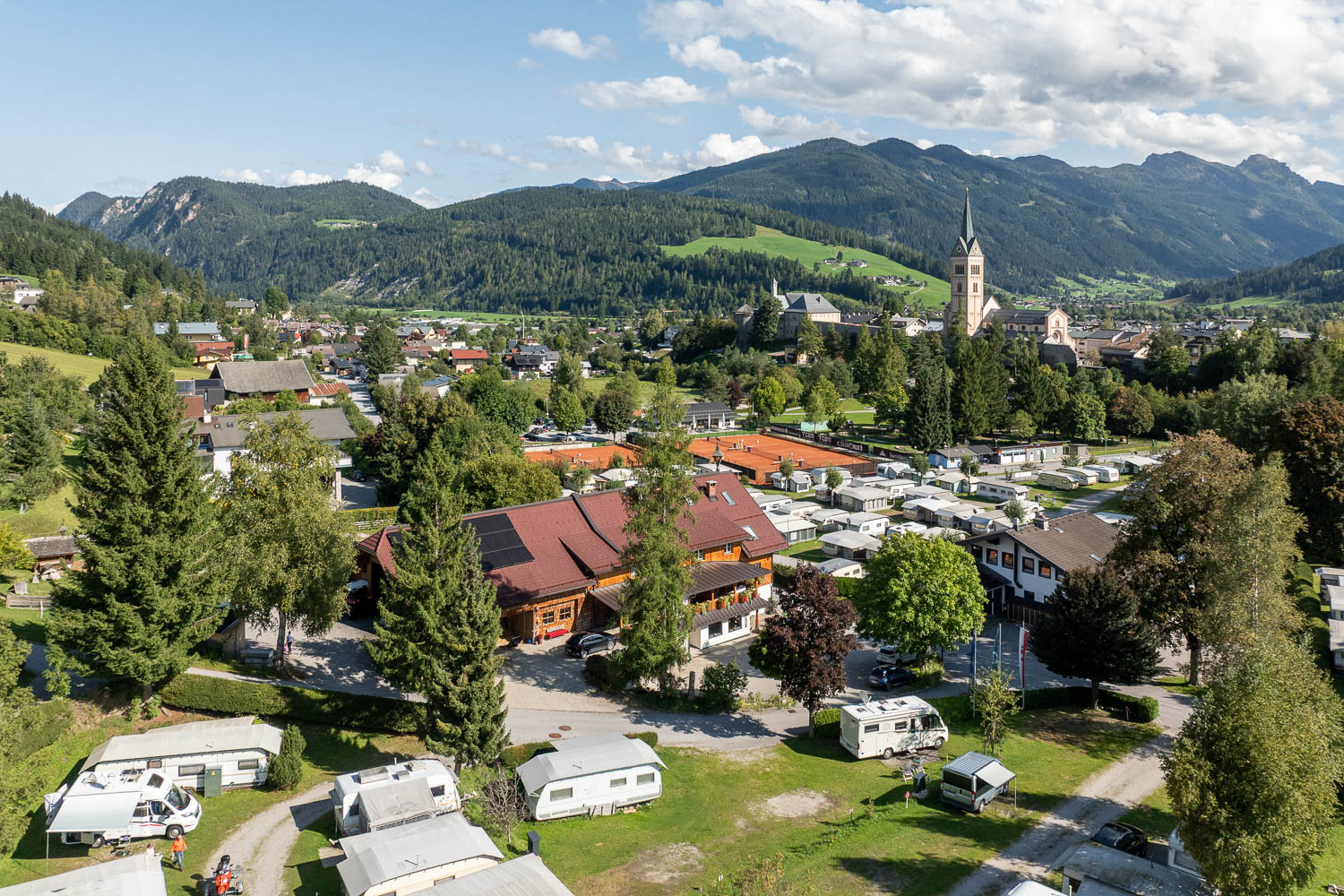 Wohnmobilstellplatz: Zentrumsnah erreichen Sie Bäcker, Lebensmittelgeschäfte ..... etc. in nur 4 min. zu Fuß - Tauerncamping Radstadt