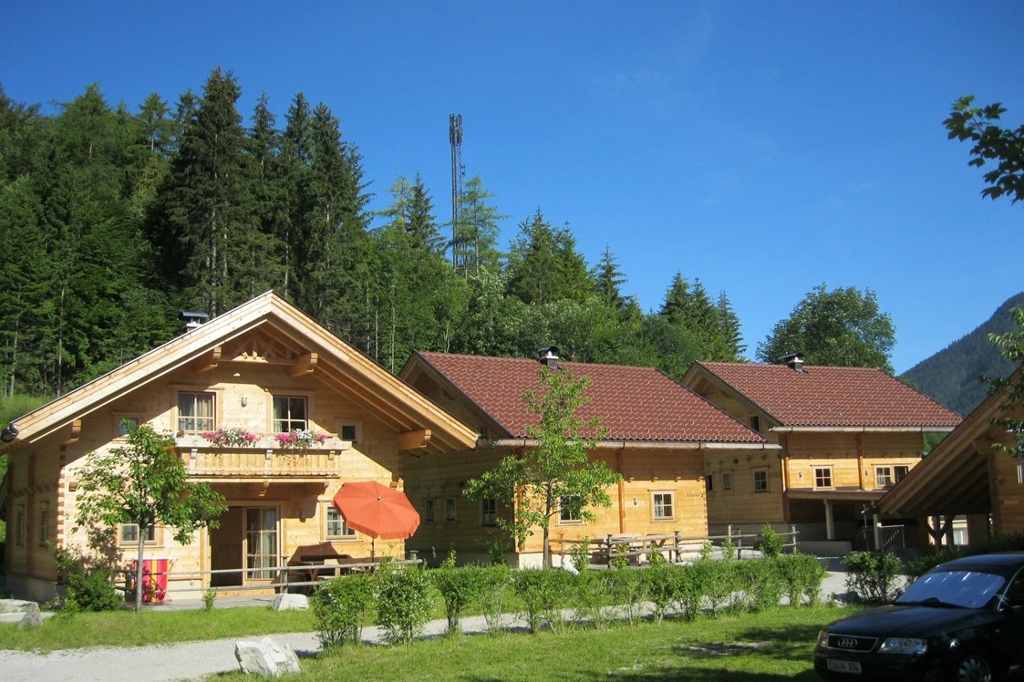 Wohnmobilstellplatz: Holzblockhäuser im Areal des Campingplatzes - Karwendel Camping