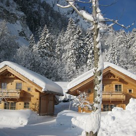 Wohnmobilstellplatz: Holzblockhäuser im Areal des Campingplatzes - Karwendel Camping