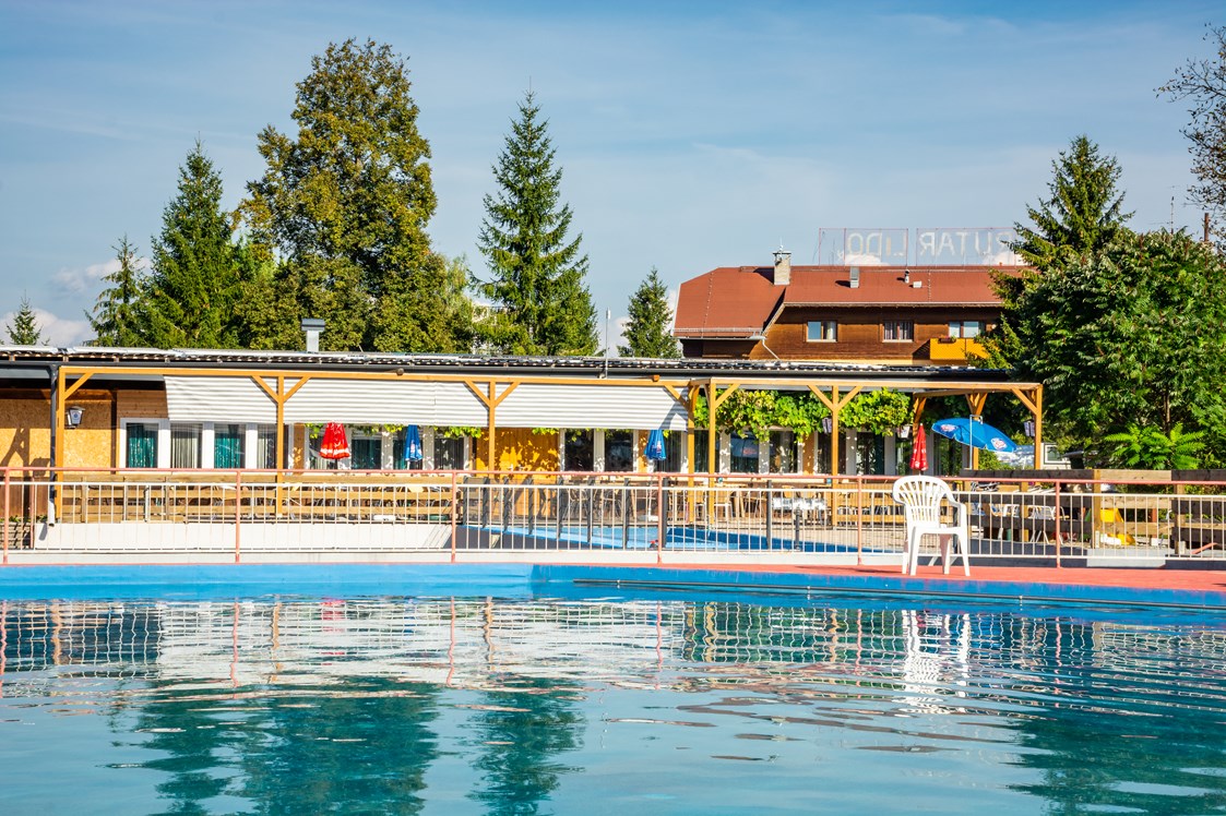 Wohnmobilstellplatz: 8-Eck -Becken mit Sommerrestaurant - FKK Resort Rutar Lido