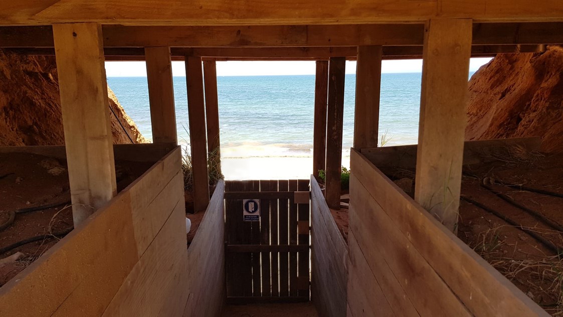 Wohnmobilstellplatz: Privater Zugang zum Strand - La Siesta de la Gaviota