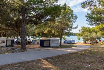 Wohnmobilstellplatz: platz - Camping Jezera Lovišća Village