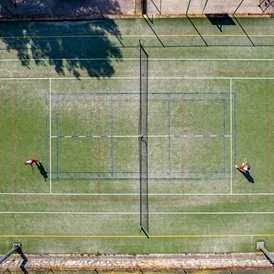 Wohnmobilstellplatz: Tennis platz - Camping Jezera Lovišća Village