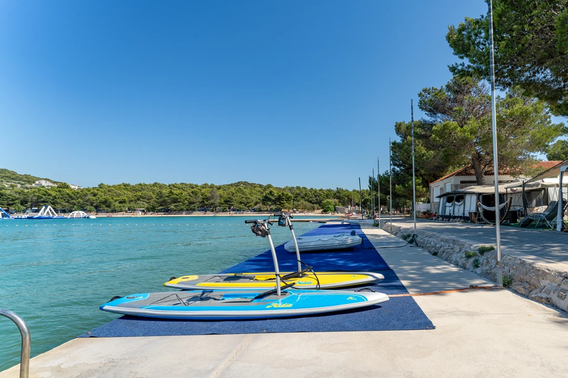 Wohnmobilstellplatz: surfschule - Camping Jezera Lovišća Village