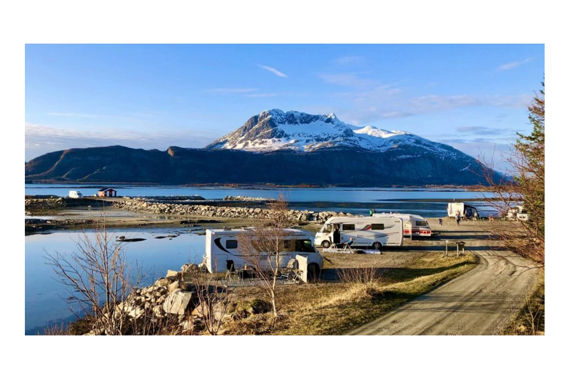 Wohnmobilstellplatz: Alle Stellplätze für Wohnmobile haben einen Blick auf das Wasser - Offersøy Camping Helgeland 