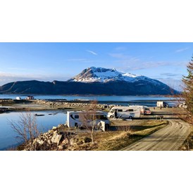 Wohnmobilstellplatz: Alle Stellplätze für Wohnmobile haben einen Blick auf das Wasser - Offersøy Camping Helgeland 