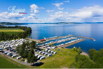 Wohnmobilstellplatz: Welcome to Evjua by Lake Mjøsa - enjoy authentic Norwegian countryside with a view! - Evjua Strandpark