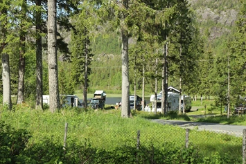 Wohnmobilstellplatz: Platz für Wohnmobil, Wohnwagen und Zelt - Velfjord Camping & Hytter