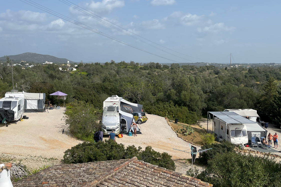 Wohnmobilstellplatz: Camping is build on 4 levels, with 2 pitches on each level. -                The Lemon Tree Villa Apartments & Camping
