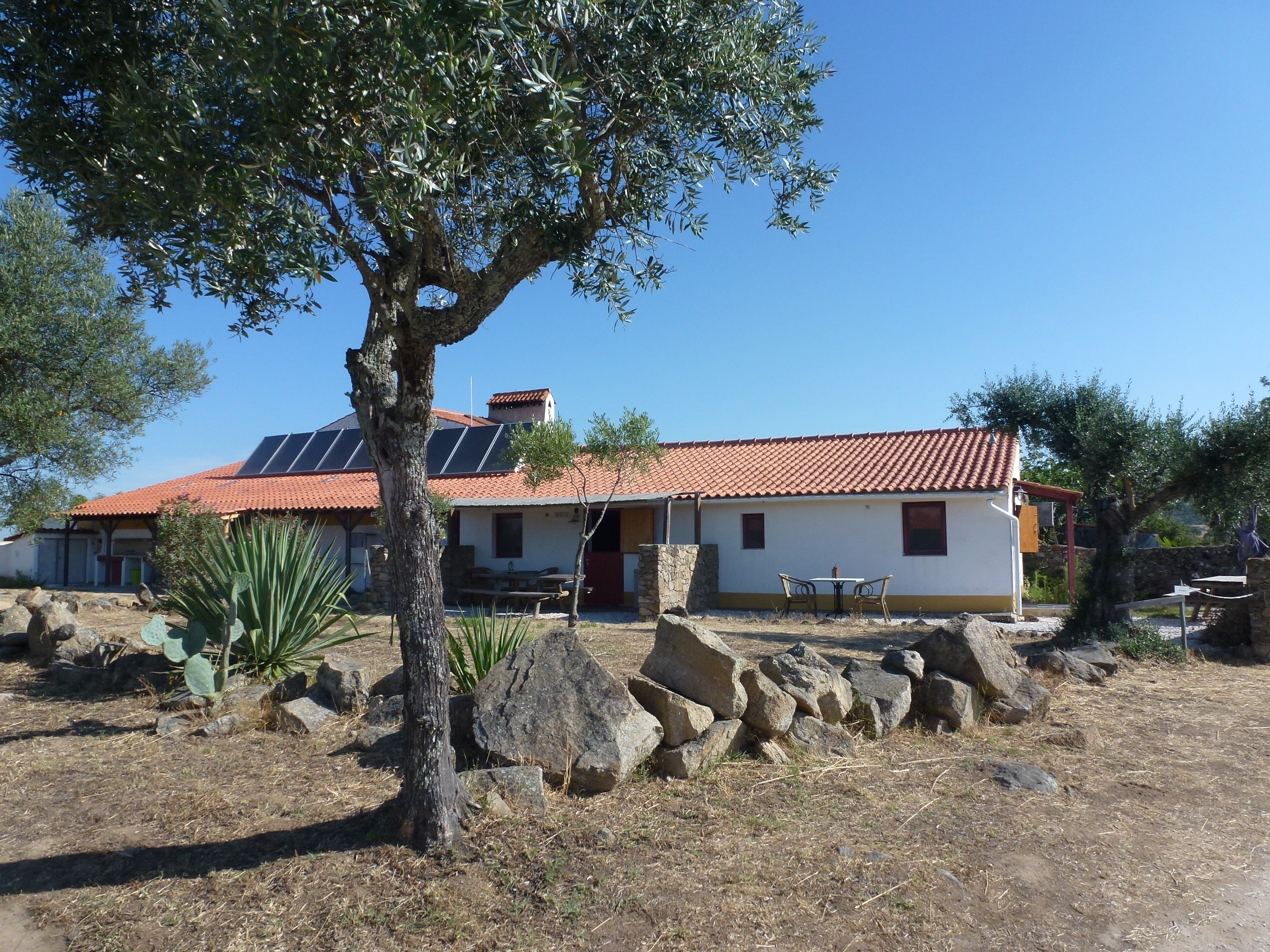 Reisemobilstellplatz - Região do Alentejo - Foto toiletgebouw, receptie en de appartementen/studio's - Camping Quinta do Pomarinho