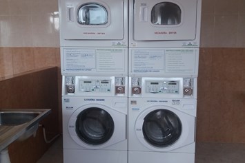 Wohnmobilstellplatz: ... gegen Gebühr stehen in Waschmaschinen und Trockner zur Verfügung. - Los Olivos de Xivert CampingNatura Park