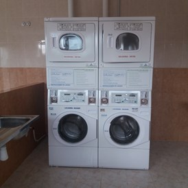 Wohnmobilstellplatz: ... gegen Gebühr stehen in Waschmaschinen und Trockner zur Verfügung. - Los Olivos de Xivert CampingNatura Park
