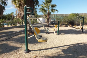 Wohnmobilstellplatz: ... Fitnessgeräte stehen Ihnen im außenbereich zur Verfügung. - Los Olivos de Xivert CampingNatura Park