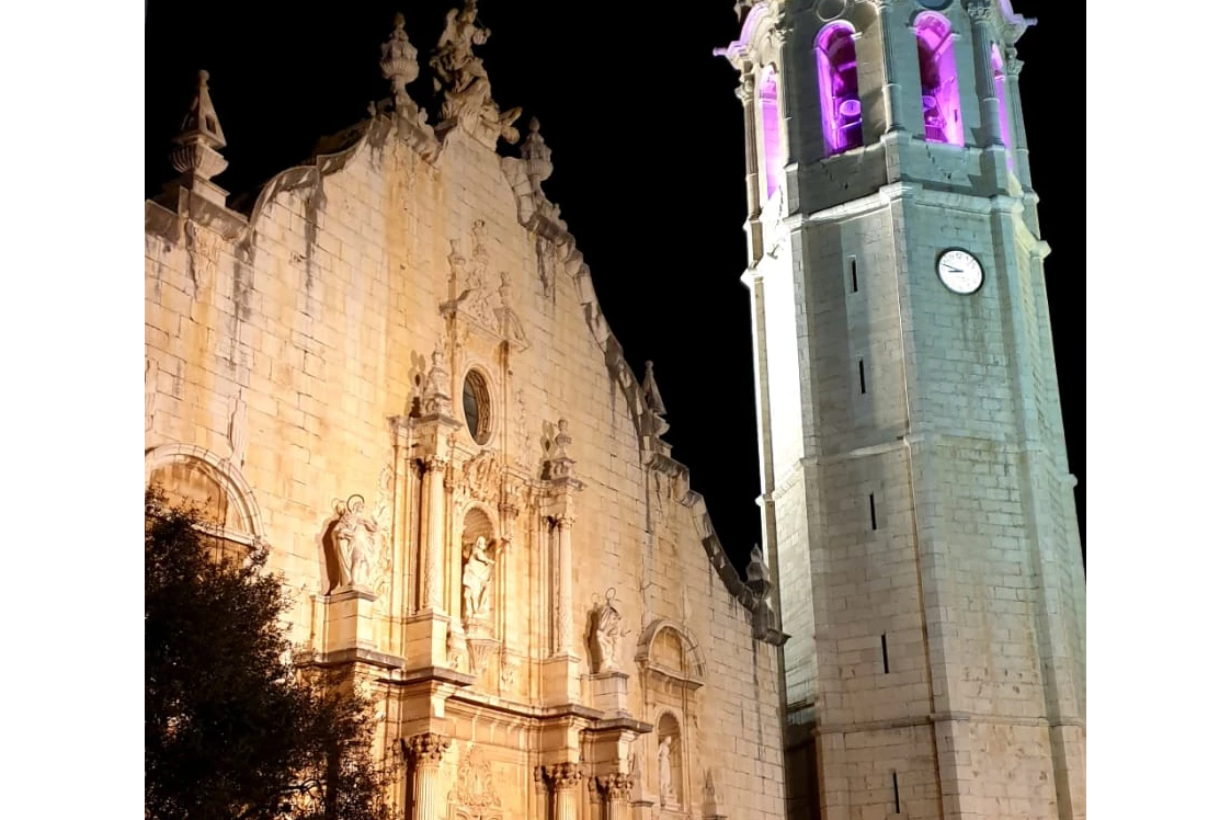 Wohnmobilstellplatz: ... sehenswert, die Kirche von Alcala de Xivert, auch bei Nacht.  - Los Olivos de Xivert CampingNatura Park