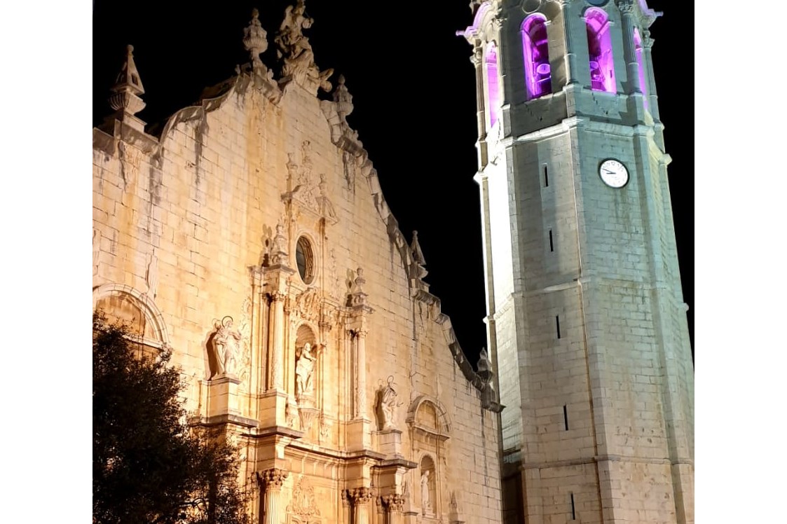 Wohnmobilstellplatz: ... sehenswert, die Kirche von Alcala de Xivert, auch bei Nacht.  - Los Olivos de Xivert CampingNatura Park