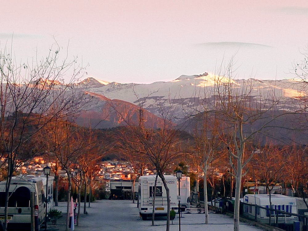 kampeerplaats voor campers - Costa Tropical - parcelas con vistas a sierra nevada - Campingplatz Alto de Viñuelas