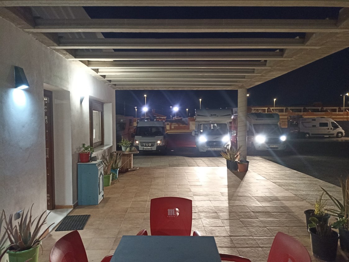 Wohnmobilstellplatz: Sala descanso exterior - Camper Área Cabo de Gata