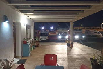 Wohnmobilstellplatz: Sala descanso exterior - Camper Área Cabo de Gata