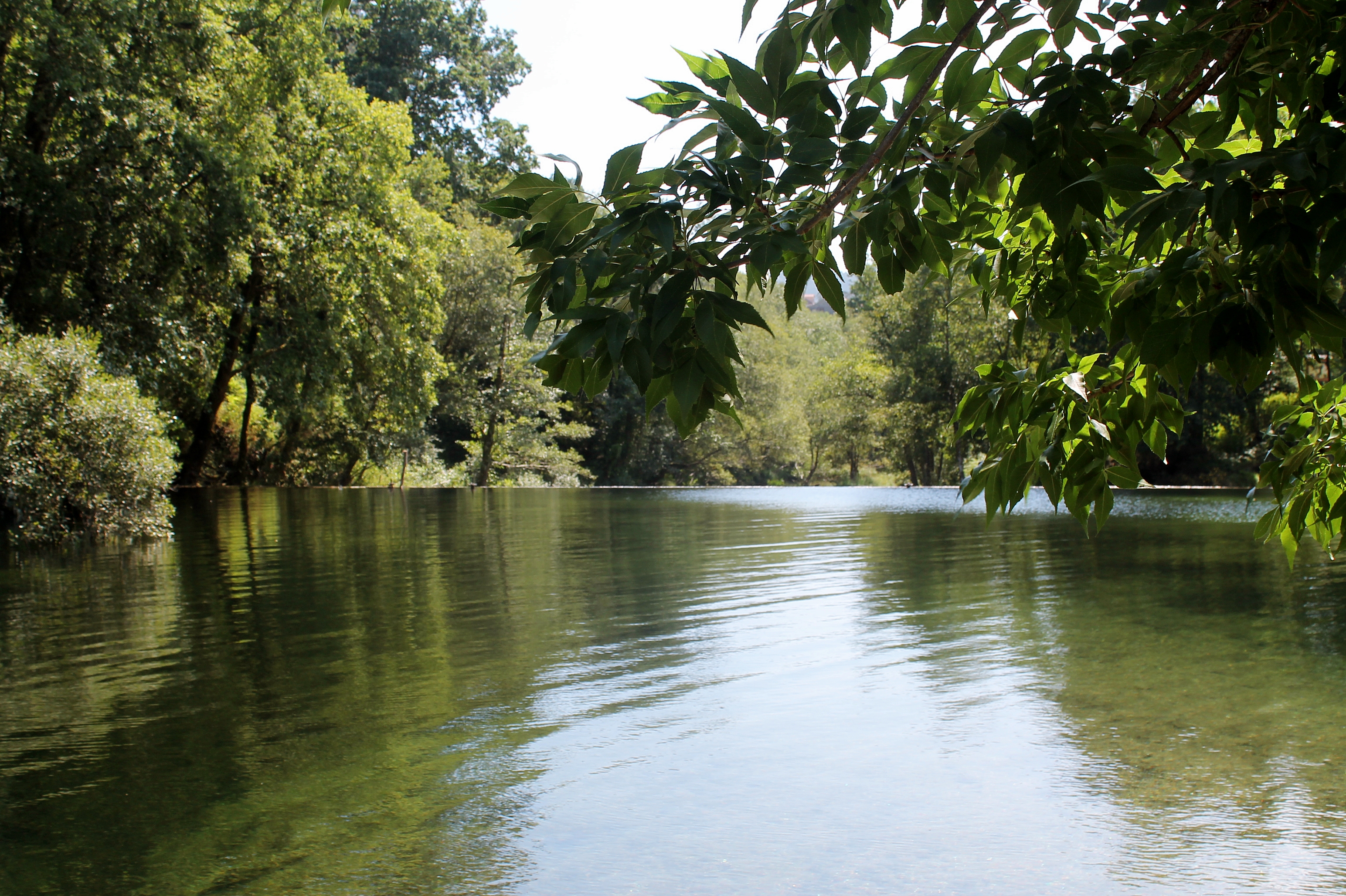 Wohnmobilstellplatz: Fluss und Flussstrand - Camping Maceira