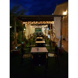 Wohnmobilstellplatz: unsere Terrasse - Parking Restaurant Finca La Montañosa