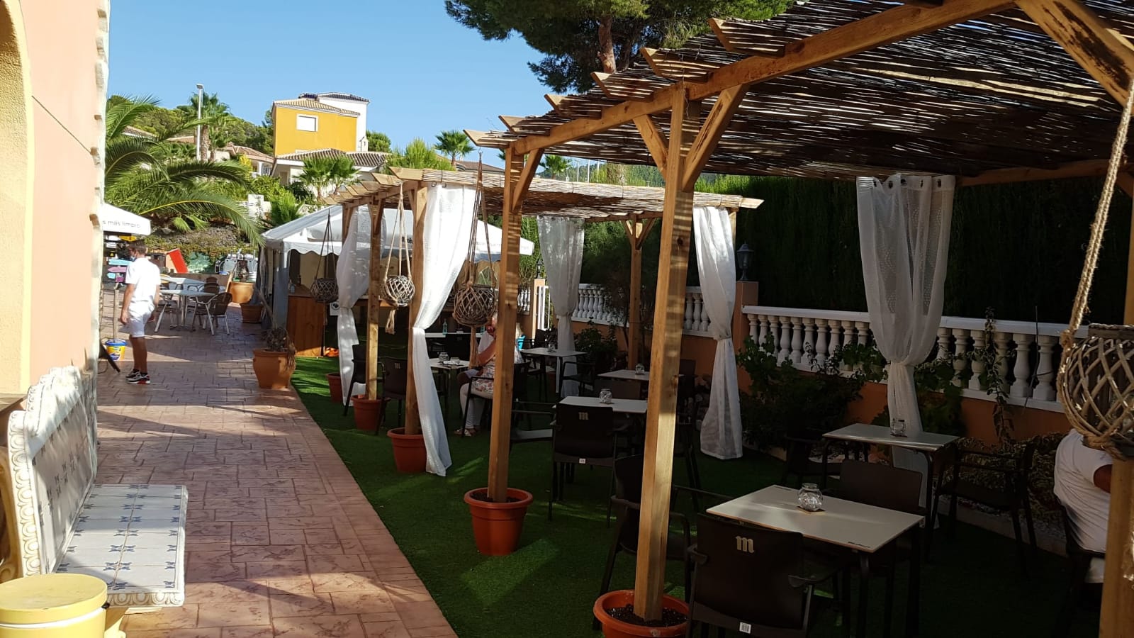 Reisemobilstellplatz - Pool - Spanien - Sommerterrasse - Parking Restaurant Finca La Montañosa