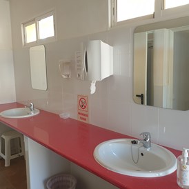 Wohnmobilstellplatz: Damen, Herren und behindertengerechte Toiletten und Duschen. - Orange Grove Camper Park