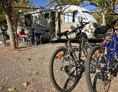 Wohnmobilstellplatz: Large sunny-shadowed pitches - Camping Los Naranjos