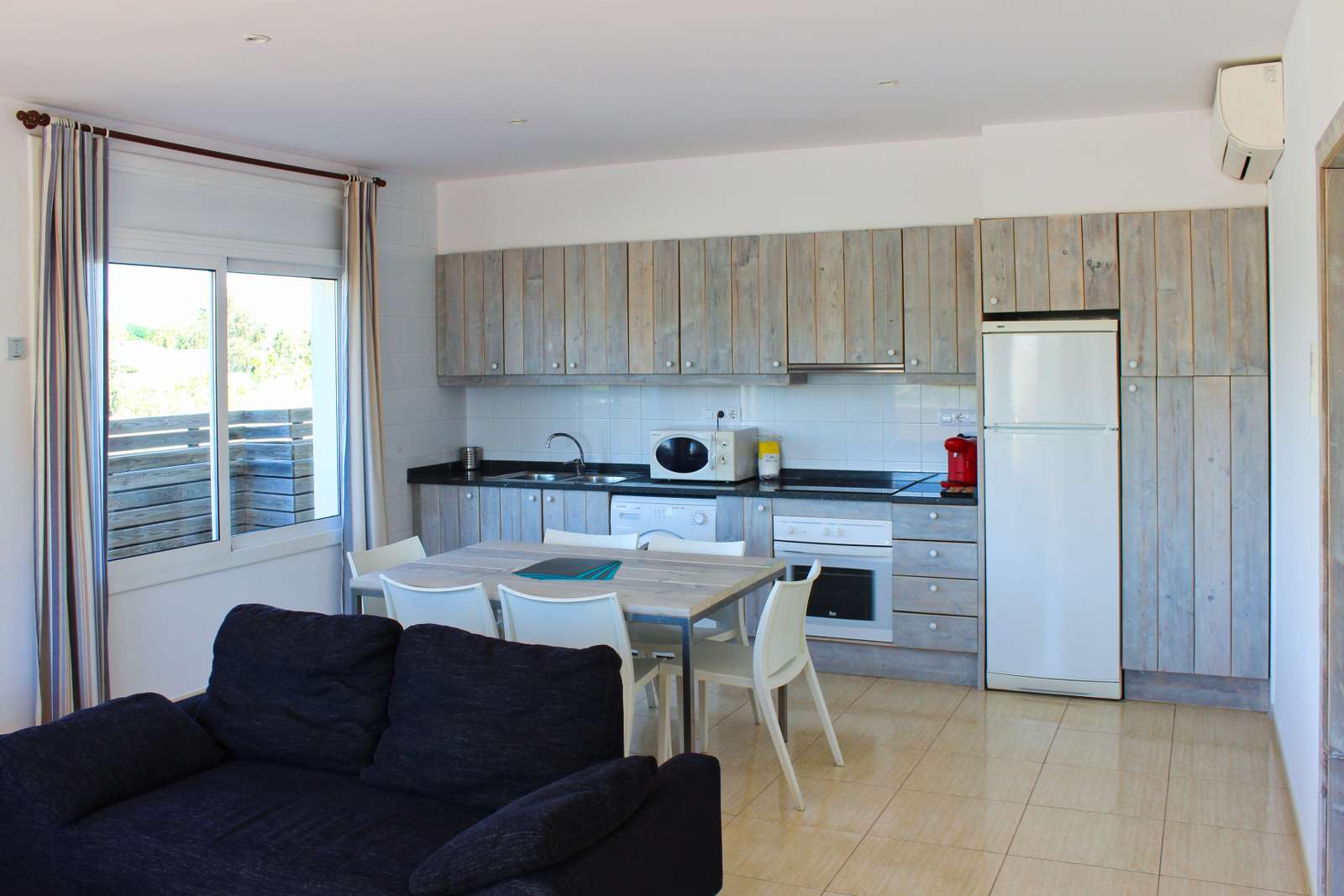 Place de parking pour camping-car - Ultramort - Apartamento: salón con cocina equipada - Camping Joncar Mar
