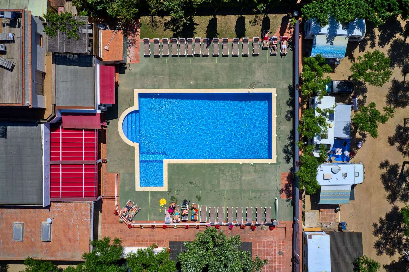 Reisemobilstellplatz: Vista aérea de la piscina y el camping - Camping Joncar Mar - gebied