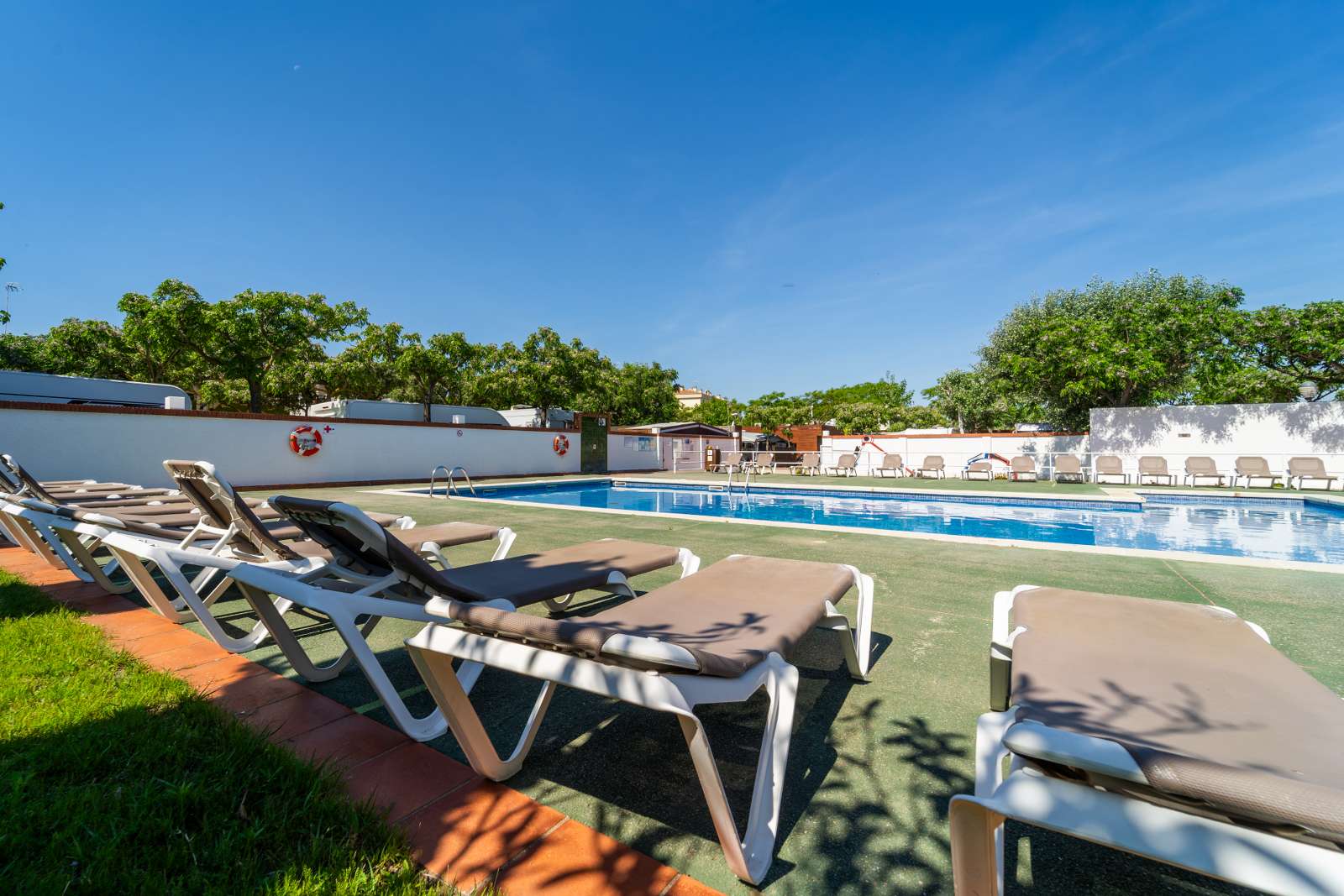 Reisemobilstellplatz: Zona de solárium junto a la piscina - Camping Joncar Mar - Vrije tijd