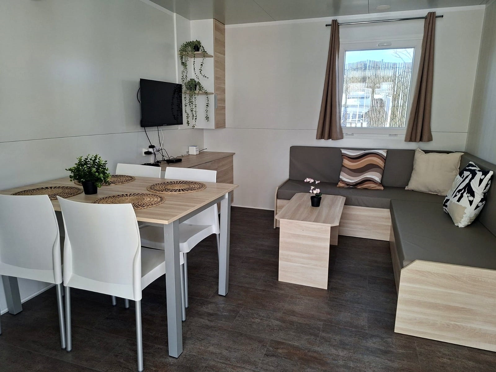 Wohnmobilstellplatz: Neue Bungalows - Camping Playa Almayate Costa