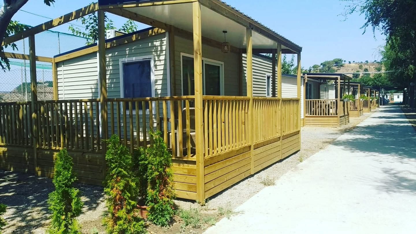 Wohnmobilstellplatz: Wir haben Bungalows für 2, 3, 4, 5 und bis zu 6 Personen. - Camping Playa Almayate Costa