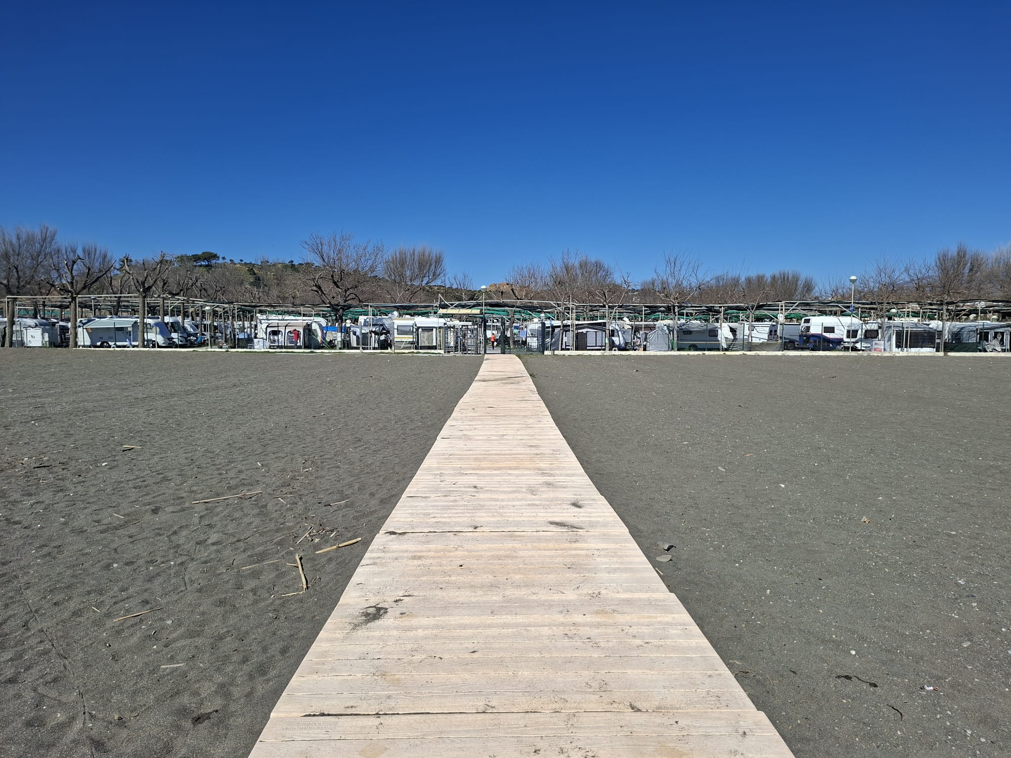 Wohnmobilstellplatz: Direkter Zugang zum Strand, wir sind in erster Reihe - Camping Playa Almayate Costa