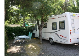 Wohnmobilstellplatz: Typischer, schattiger Stellplatz - Camping San Vicente