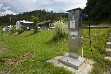 Wohnmobilstellplatz: Entsorgungsstation mit Wasser, Abwasser,
Strom und Fäkalienentsorgung am Platz - Wohnmobilstellplatz an der Wehra / Todtmoos