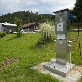 Wohnmobilstellplatz: Entsorgungsstation mit Wasser, Abwasser,
Strom und Fäkalienentsorgung am Platz - Wohnmobilstellplatz an der Wehra / Todtmoos