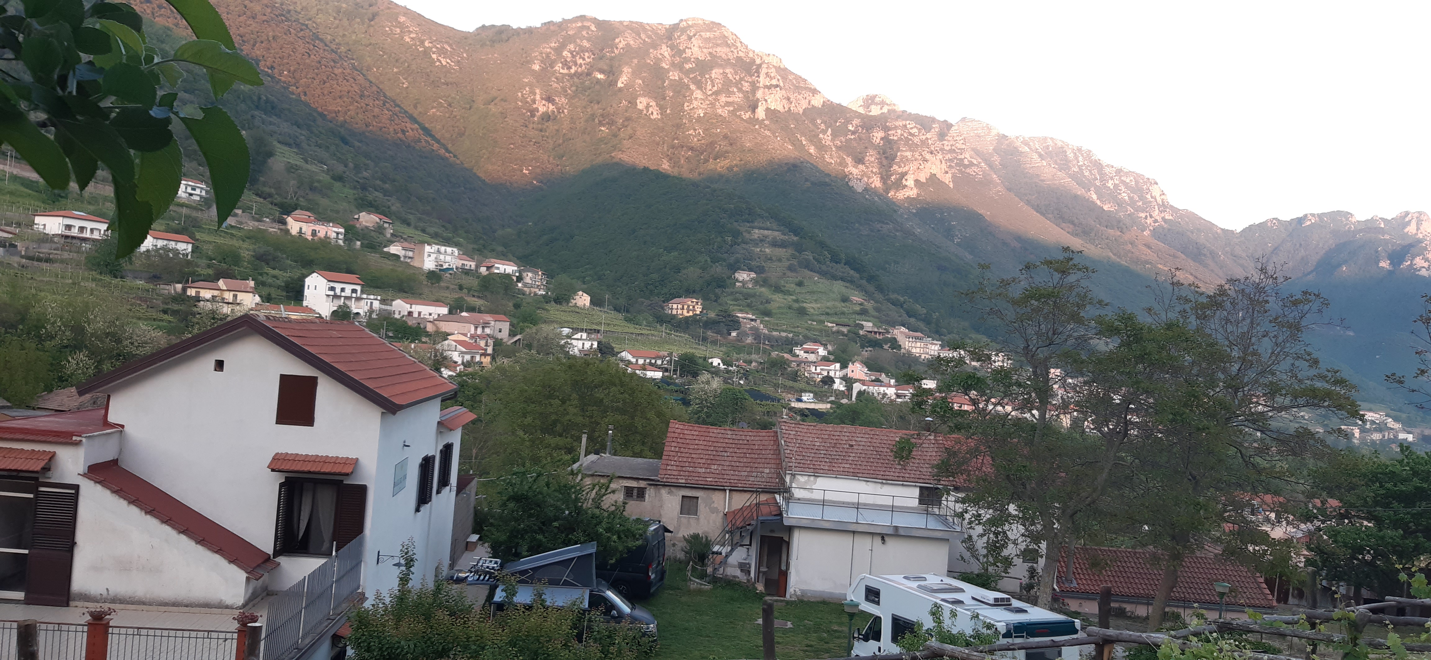 Wohnmobilstellplatz: Area di sosta con panorama dei monti della Costa d'Amalfi - Agriturismo Mare e Monti