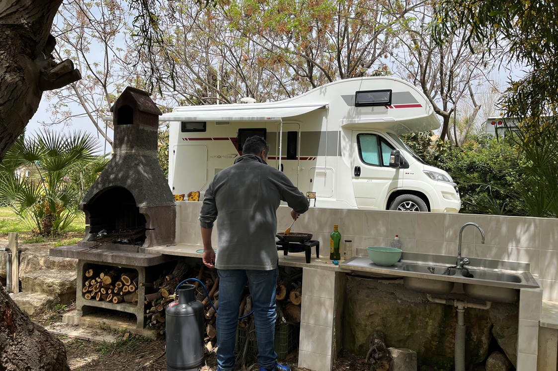 Wohnmobilstellplatz: Barbecue - Camping Flintstones Park