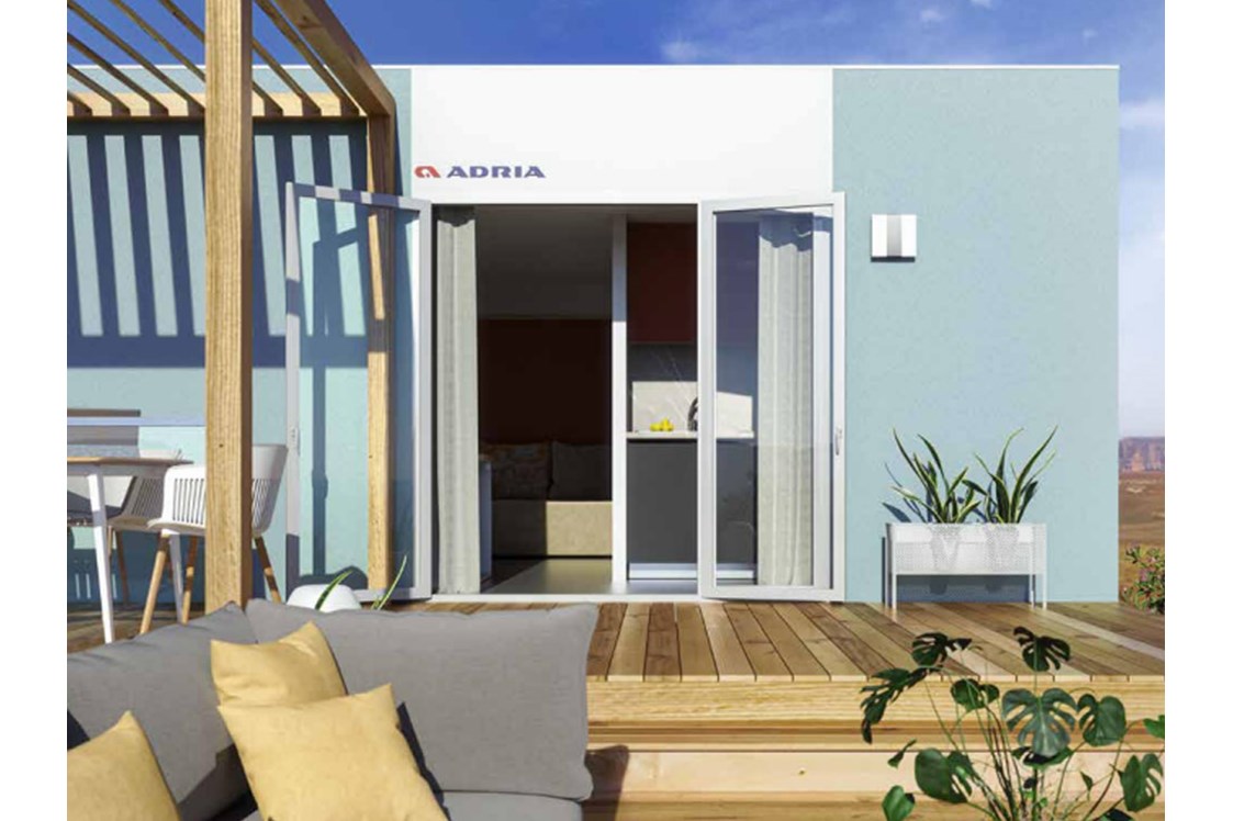 Wohnmobilstellplatz: Mobile Home Adria,
40 Quadratmeter mit einem einzigartigen, eleganten und hochwertigen Design.
Eine luxuriöse Unterkunft mit besonderem Glamour, wie eine Hotelsuite inmitten der Natur.
 - Agricamping Est Garda
