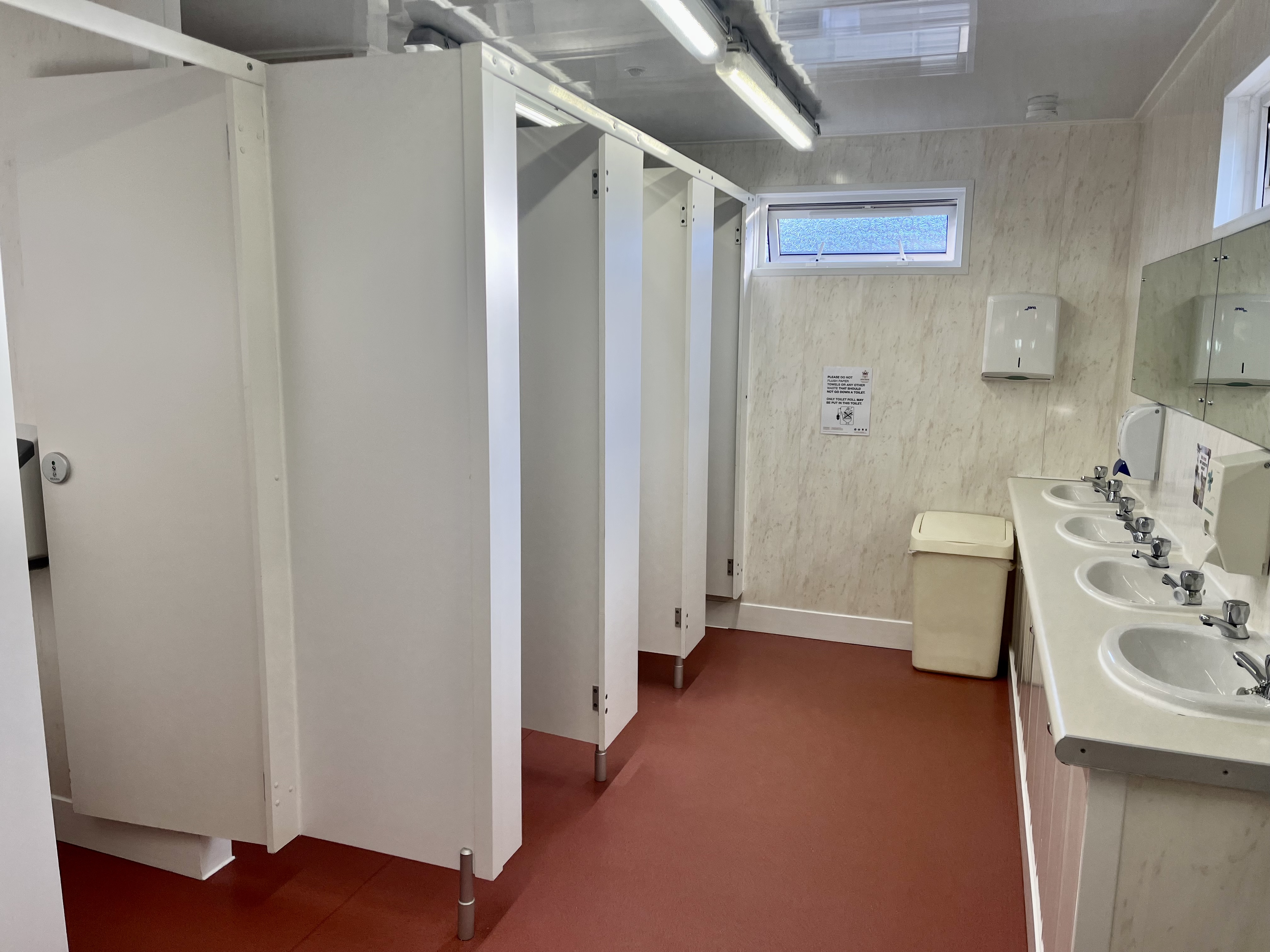 Wohnmobilstellplatz: toilet and shower block - Red Deer Village Ferienpark