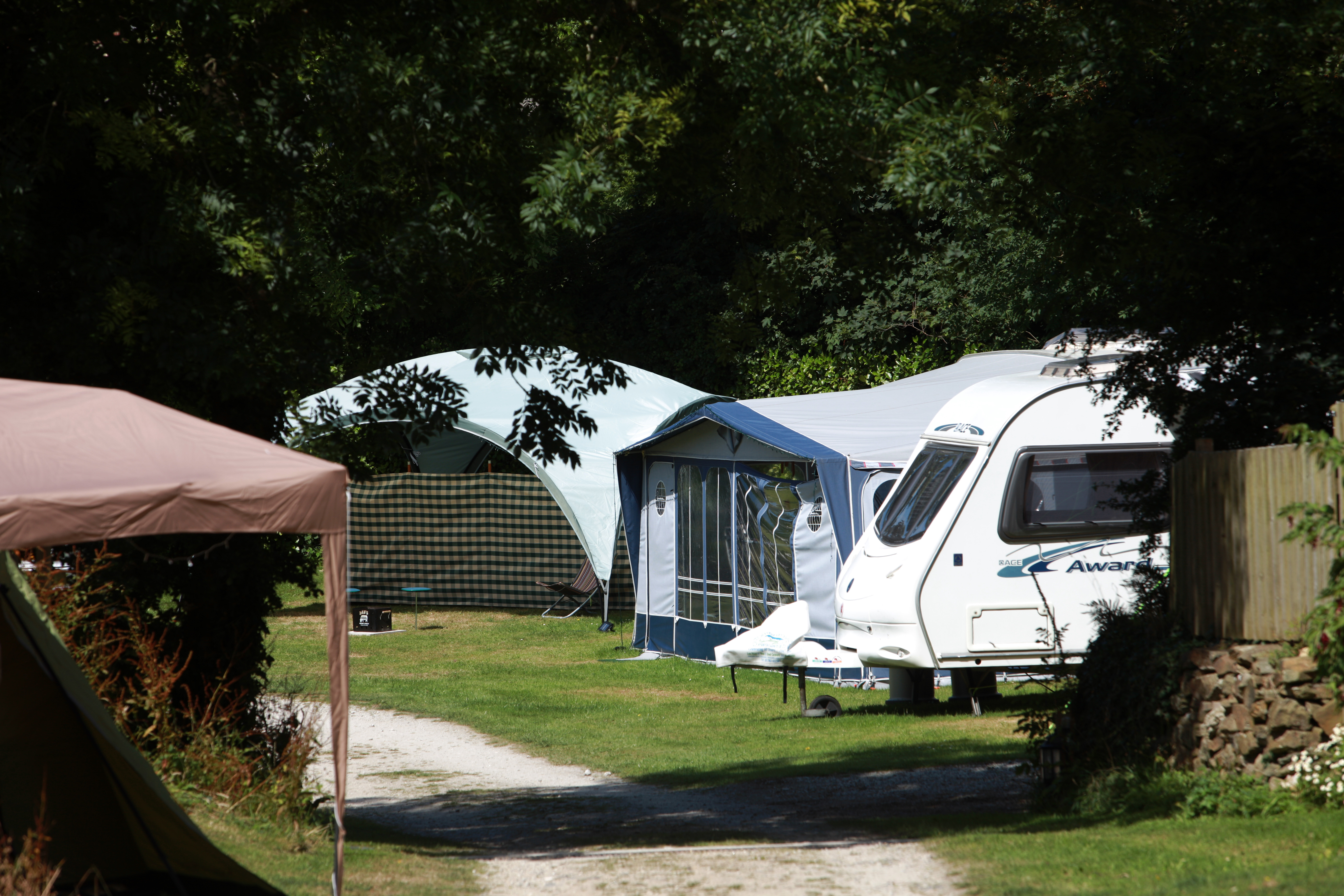 Wohnmobilstellplatz: Large pitches for caravans and motorhomes - Tehidy Holiday Park