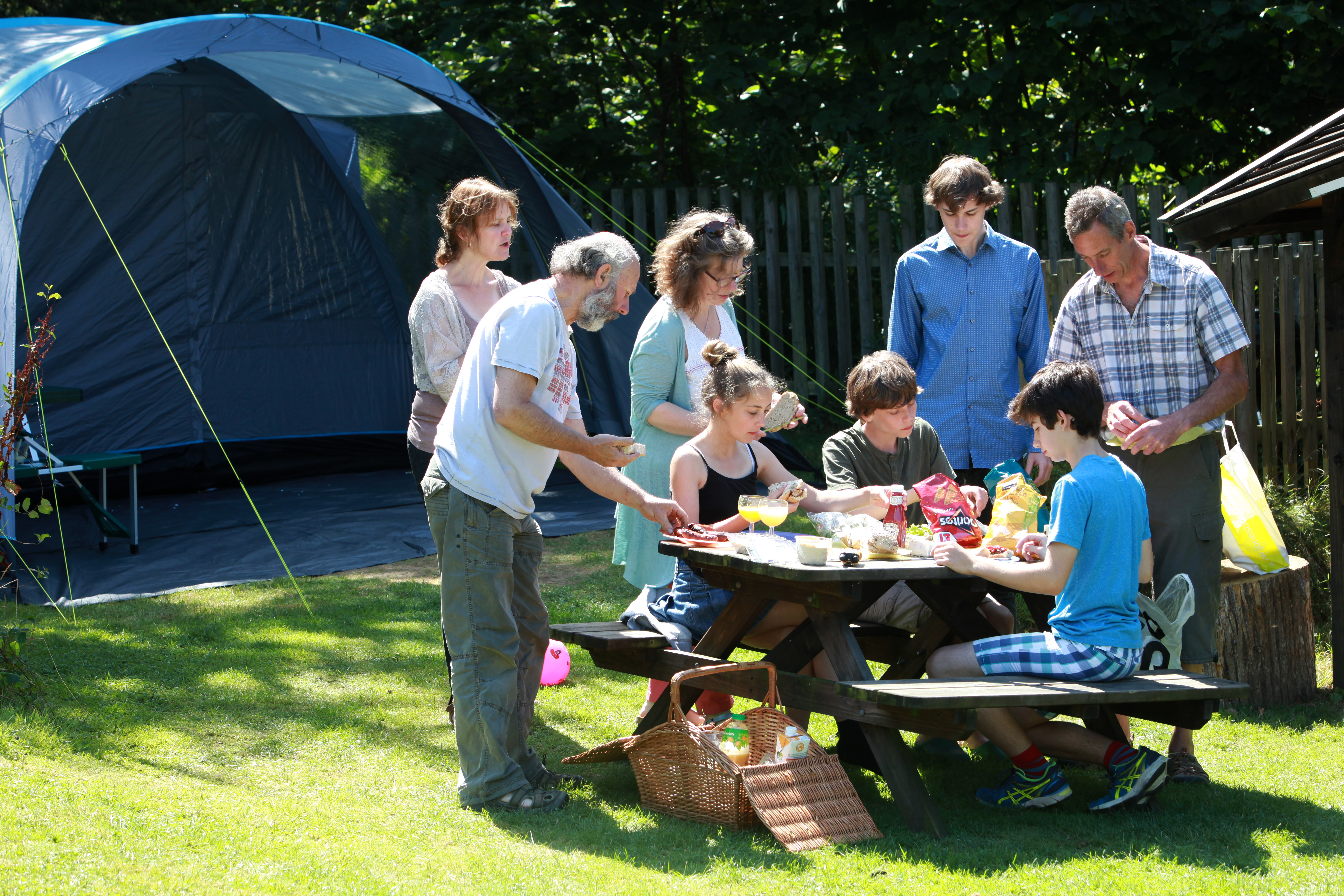 Wohnmobilstellplatz: picnic benches for your convenience - Tehidy Holiday Park - Infrastruktur