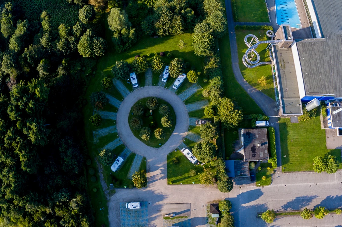 Wohnmobilstellplatz: Der Wohnmobilstellplatz aus Vogelperspektive. Die Dithmarscher Wasserwelt liegt in direkter Nachbarschaft.  - Wohnmobilstellplatz Heide