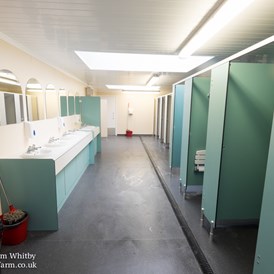 Wohnmobilstellplatz: Clean and well maintained shower blocks - Broadings Farm Caravans and Holiday Cottages