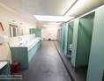 Wohnmobilstellplatz: Clean and well maintained shower blocks - Broadings Farm Caravans and Holiday Cottages