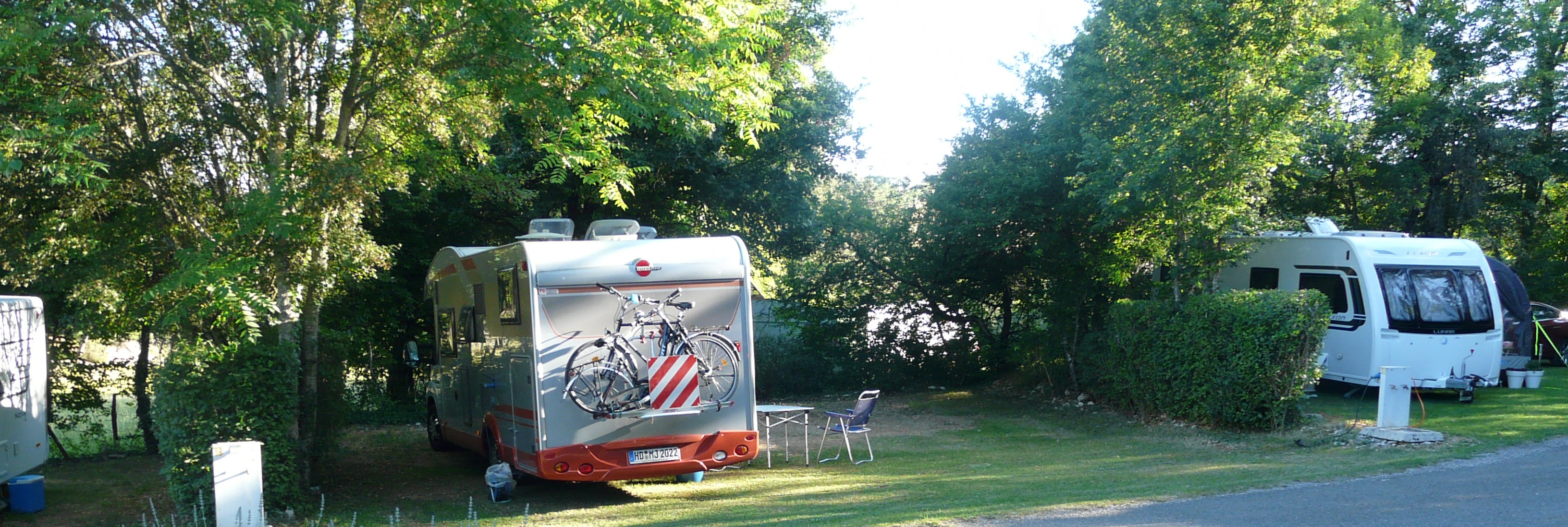 Wohnmobilstellplatz: Spacious pitches - Camping Château de Lacomté - Infrastruktur, Stellplätze