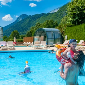 Wohnmobilstellplatz: Badelandschaft am Campingplatz mit Außenbecken, Innenbecken, Planschbecken und Wasserspielen - Camping La Ferme